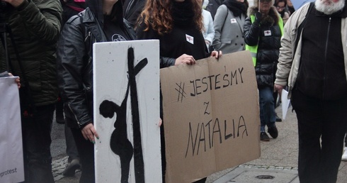 Uczestniczki "czarnego protestu" nie zapomniały zaopatrzyć się w bulwersujące transparenty, a także wyrazić swojego poparcia dla Natalii Przybysz, która ostatnio otwarcie przyznała się do aborcji 