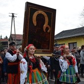 Jak przystało na mieszkańców wsi łowickiej, wierni na powitanie Matki Bożej założyli barwne stroje ludowe