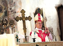 Bp Józef Zawitkowski głosi homilię w zabytkowej archikolegiacie. 