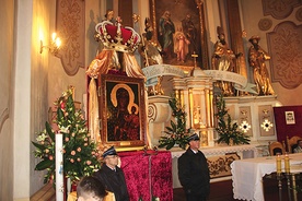 W Rawie Mazowieckiej Matkę Bożą umieszczono na tronie, na którym znajdowała się korona królewska.