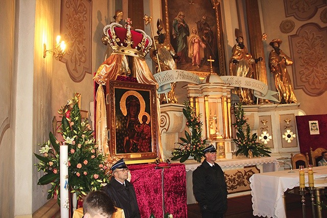 W Rawie Mazowieckiej Matkę Bożą umieszczono na tronie, na którym znajdowała się korona królewska.