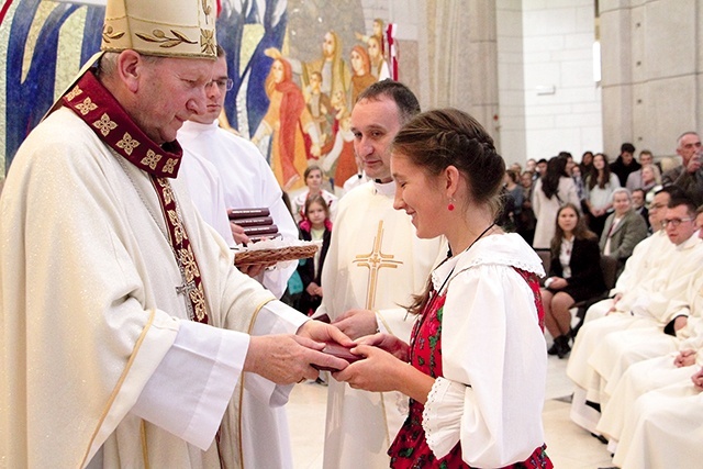 Bp Zając zachęcał młodych, by nieśli Ewangelię o miłosiernym Bogu tak, jak czynili to podczas Światowych Dni Młodzieży.  – Nieście ją na miarę św. Jana Pawła II – mówił.