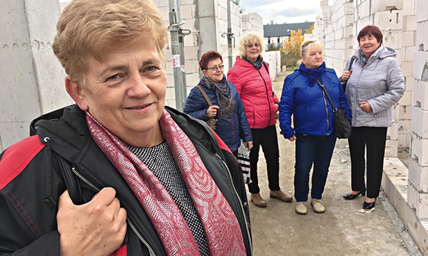 Gabriela Kowalczyk  na budowie domu  dla kobiet  i samotnych matek z dziećmi. 