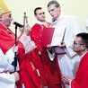▲	Biskup Andrzej Jeż wręczył krzyż misyjny nowemu misjonarzowi.