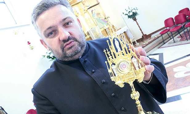 Ks. Janusz Potok do rodzinnej parafii w Stróżach przywiózł relikwie bł. ks. Władysława Bukowińskiego.