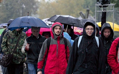 Studenci nie wystraszyli się niesprzyjającej aury. 