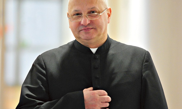 Ksiądz Józef Trąbka zachęca do autentycznej modlitwy  i wdzięcznej obecności przy grobie bliskich. 
