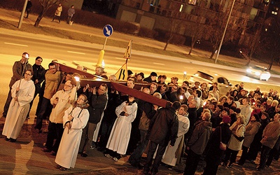 ▲	 Wierni w procesji nieśli krzyż na miejsce budowy sanktuarium św. Jana Pawła II.