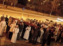 ▲	 Wierni w procesji nieśli krzyż na miejsce budowy sanktuarium św. Jana Pawła II.