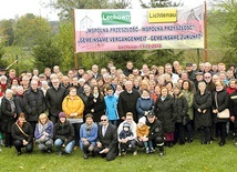 ▼	Wspólne zdjęcie mieszkańców Lechowa i Lichtenau.