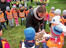 ▲	W inauguracji Pól Nadziei wzięło udział ponad 300 osób. Wśród nich były przedszkolaki, młodzież szkolna, a także przedstawiciele służb mundurowych, instytucji i lokalnych władz.