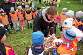 ▲	W inauguracji Pól Nadziei wzięło udział ponad 300 osób. Wśród nich były przedszkolaki, młodzież szkolna, a także przedstawiciele służb mundurowych, instytucji i lokalnych władz.