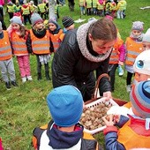 ▲	W inauguracji Pól Nadziei wzięło udział ponad 300 osób. Wśród nich były przedszkolaki, młodzież szkolna, a także przedstawiciele służb mundurowych, instytucji i lokalnych władz.