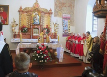 ▲	Uroczystości w Parszowicach odbywają się na pamiątkę męczeńskiej śmierci kapłana „Solidarności”. Są organizowane w świątyni, gdzie w 1972 r. ks. Jerzy Popiełuszko odprawił swoją Mszę prymicyjną.