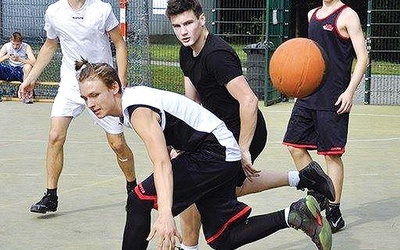 Cieszyński turniej streetballa: „Chrześcijanin to nie lamus”.