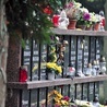 ►	Jedno z kolumbariów na cmentarzu komunalnym w Koszalinie. Przy każdym grobie przewidziano niewielką półkę na znicze i kwiaty.