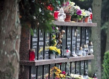 ►	Jedno z kolumbariów na cmentarzu komunalnym w Koszalinie. Przy każdym grobie przewidziano niewielką półkę na znicze i kwiaty.