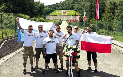 ▲	Muzycy zaangażowani w projekt złożyli kwiaty na cmentarzu polskich żołnierzy na Monte Cassino.