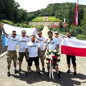 ▲	Muzycy zaangażowani w projekt złożyli kwiaty na cmentarzu polskich żołnierzy na Monte Cassino.