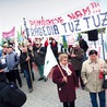 ▲	Protest pod Centrum Wystawienniczo- -Kongresowym. 