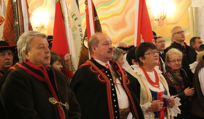 Górale Żywieccy podziękowali za swoje 90-lecie w kościele w Radziechowach