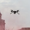 Testy z wykorzystaniem dronów, które będą monitorować emisję szkodliwych substancji z lokalnych palenisk, 25 bm. nad bytomskim Rynkiem.