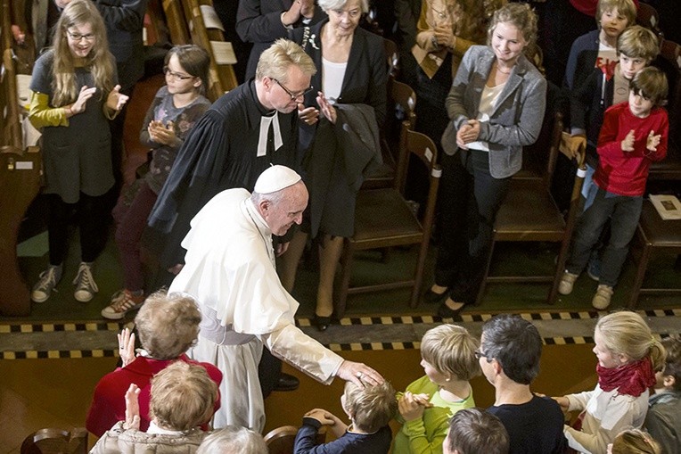 Przed rokiem papież Franciszek spotkał się z luteranami w ich kościele w Rzymie.