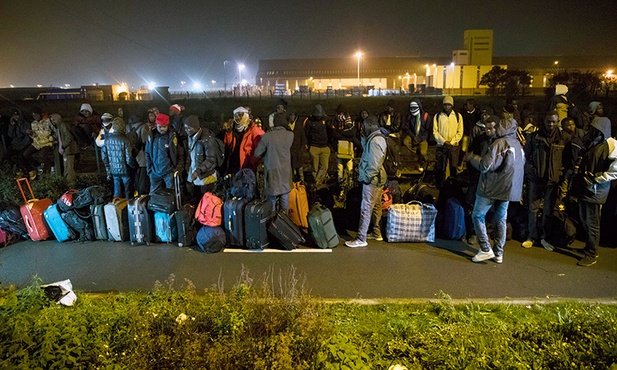Władze francuskie rozpoczęły likwidację tzw. dżungli – nielegalnego obozowiska imigrantów w okolicach Calais. Ponad 7 tysięcy osób czeka na wywiezienie do ośrodków w całej Francji. 24.10.2016  Calais