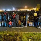 Władze francuskie rozpoczęły likwidację tzw. dżungli – nielegalnego obozowiska imigrantów w okolicach Calais. Ponad 7 tysięcy osób czeka na wywiezienie do ośrodków w całej Francji. 24.10.2016  Calais