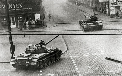 Postawa kard. Wyszyńskiego była jednym z czynników, które uratowały Polskę przed scenariuszem węgierskim. Na zdjęciu: radzieckie czołgi na ulicach Budapesztu w 1956 r.