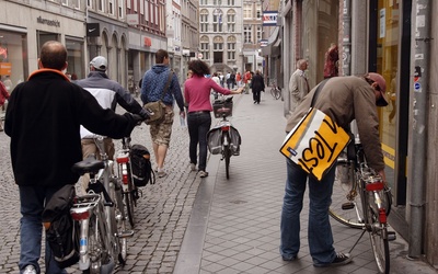Holendrzy już dawno odkryli, że najlepszym środkiem transportu w mieście jest rower. 