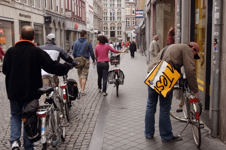 Holendrzy już dawno odkryli, że najlepszym środkiem transportu w mieście jest rower. 