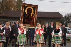 Wiele osób na powitanie Maryi przybyło w strojach ludowych