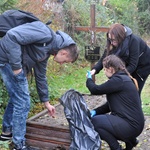 Młodzież porządkuje groby na cmentarzach w Czarnem