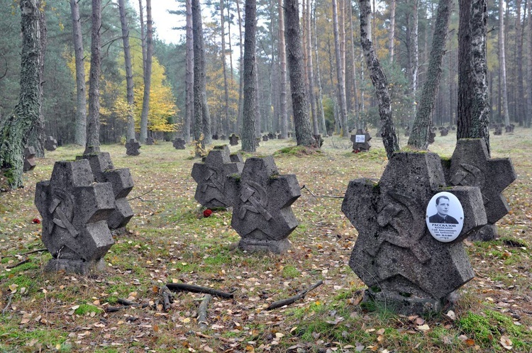 Młodzież porządkuje groby na cmentarzach w Czarnem