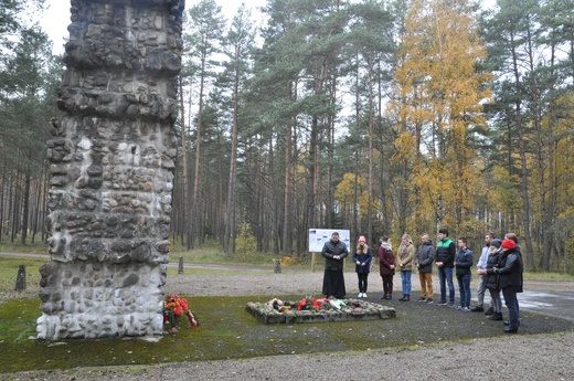 Młodzież porządkuje groby na cmentarzach w Czarnem