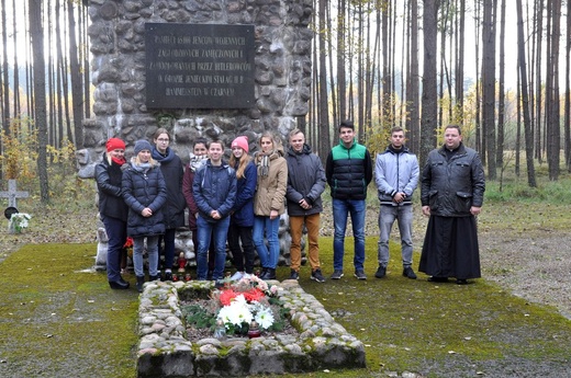 Młodzież porządkuje groby na cmentarzach w Czarnem