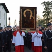 Procesja na powitanie obrazu MB Częstochowskiej w Żelaznej. Ikonę niosą ministranci