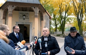 O pracach na cmentarzu wojskowym opowiada ks. Piotr Zamaria, dyrektor cmentarza rzymskokatolickiego w Radomiu