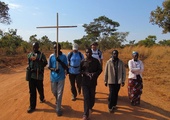 Ksiądz Dawid Lubowiecki podczas wizyty w stacji misyjnej w Zambii