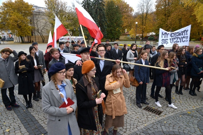 Rekonstrukcja radomskiego protestu z 1945 r.