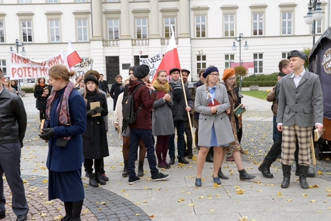 Rekonstrukcja radomskiego protestu z 1945 r.