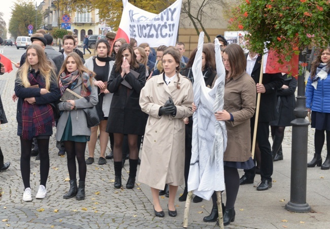 Rekonstrukcja radomskiego protestu z 1945 r.