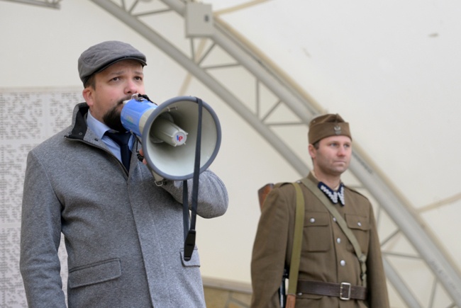 Rekonstrukcja radomskiego protestu z 1945 r.