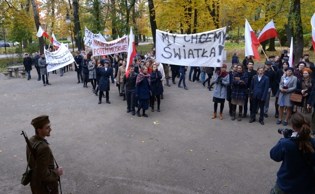 Rekonstrukcja radomskiego protestu z 1945 r.