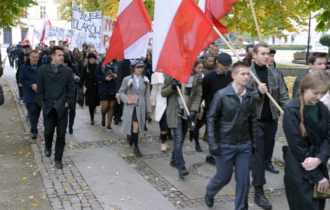 Rekonstrukcja radomskiego protestu z 1945 r.