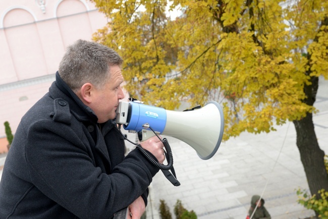 Rekonstrukcja radomskiego protestu z 1945 r.