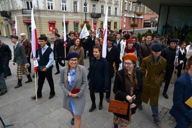 Rekonstrukcja radomskiego protestu z 1945 r.