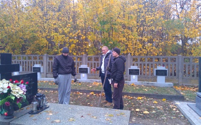 Rekonstruktorzy sprzątali mogiły żołnierzy na cmentarzu św. Józefa