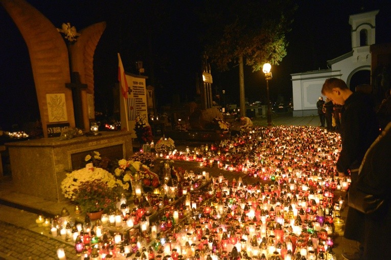 W tych dniach modlimy się za bliskich zmarłych, ale także za tych, którzy polegli w obronie naszej ojczyzny